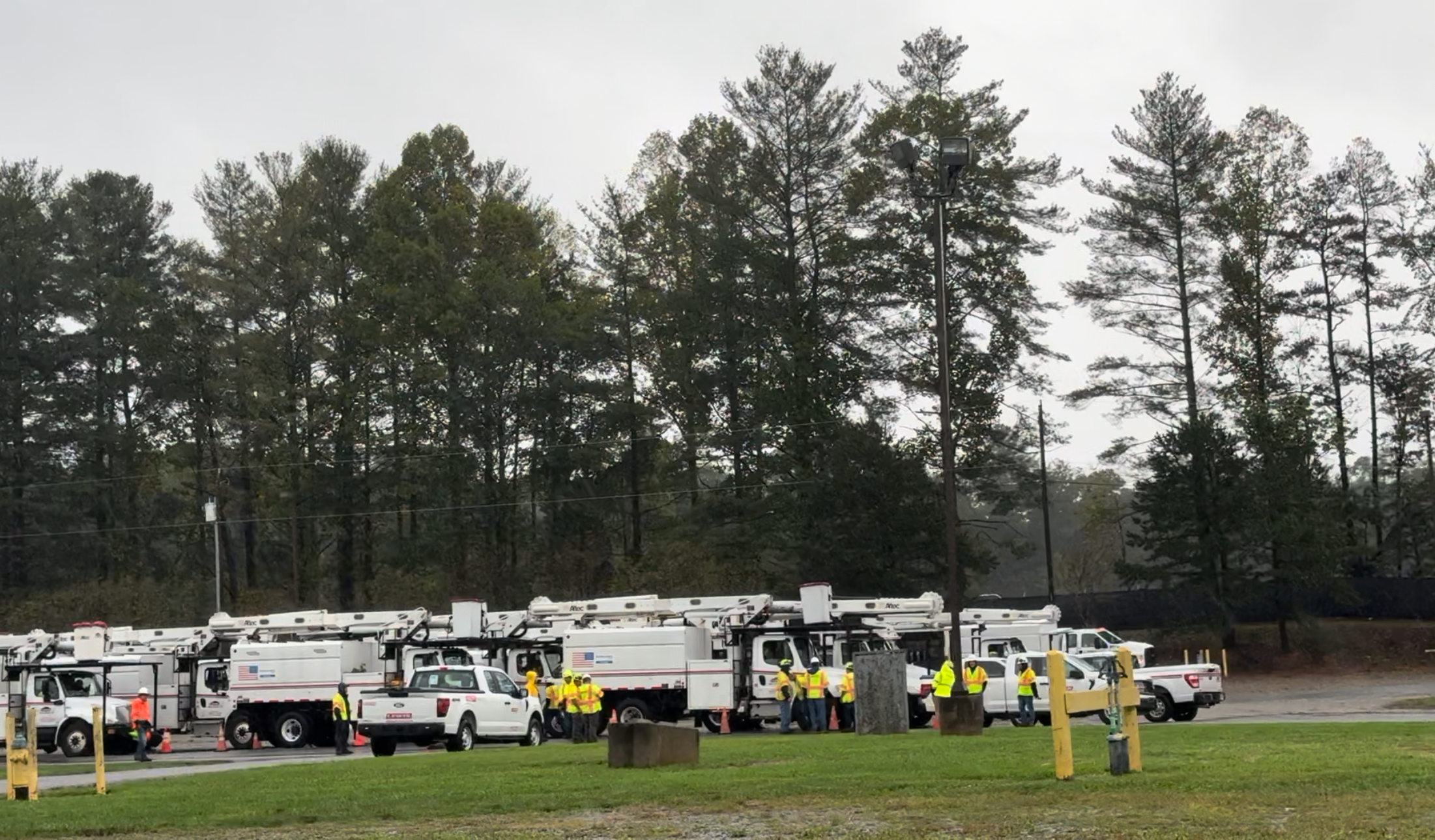 Equipo de expertos eléctricos preparados para dar asistencia en WNC Agricultural Center / Foto - Jhoanna Castro García